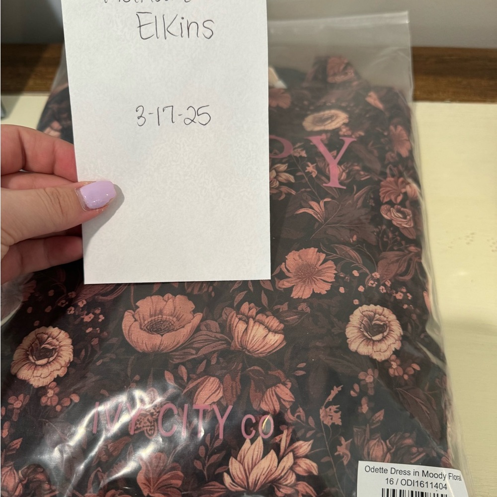 Ivy City Co. Odette Dress in Moody Floral
BNIB
Size 16 - Picture 2 of 2